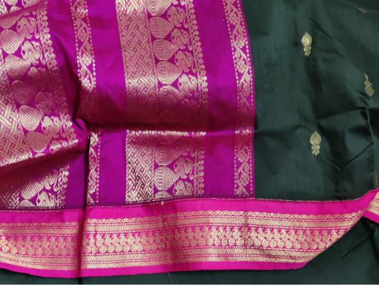 HerClozet Soft silk Gadwal boota Zari Weaving Saree-(Rama Green;Pink)